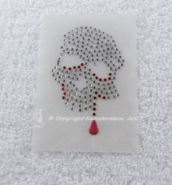Kleiner Strass Totenkopf mit Blut Kristall 081080-01da