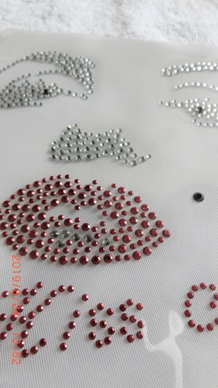 Strass Bügelbild „Kiss Me“ Marilyn – Hotfix Applikation ca. 13,5 × 14 cm