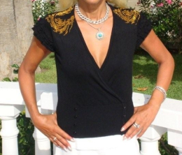Anwendungsbeispiel Strass Applikation auf einem schwarzen Pullover