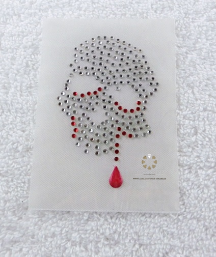 Strass Bügelbild Totenkopf mit Blutstropfen 081080 – kleiner Skull 7,5 x 5 cm