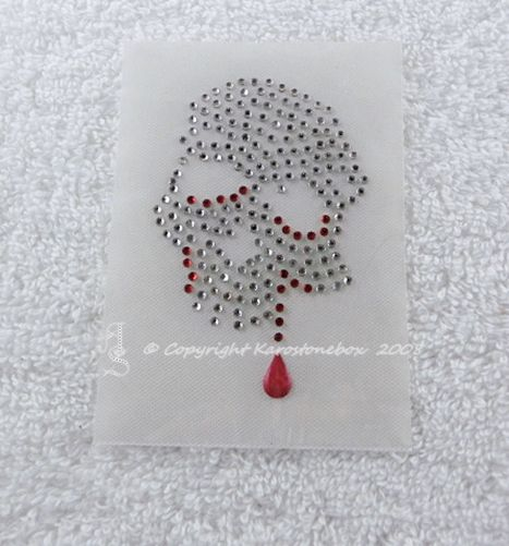 Strass Bügelbild Totenkopf mit Blutstropfen 081080 – kleiner Skull 7,5 x 5 cm