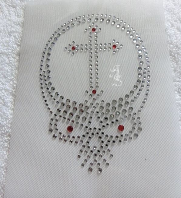 Strass Bügelbild Totenkopf mit Kreuz im Schädel 191001 – Skull Motiv 11 x 8 cm