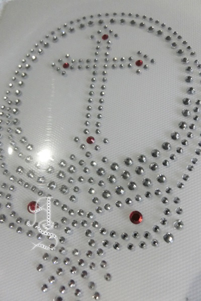 Strass Bügelbild Totenkopf mit Kreuz im Schädel 191001 – Skull Motiv 11 x 8 cm