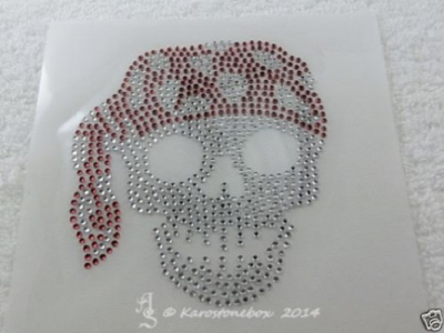 Strass Bügelbild Pirat Totenkopf Rot Crystal 140418 – Skull Motiv 10 x 9 cm