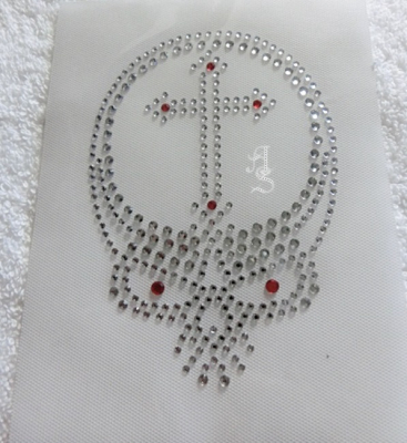 Strass Bügelbild Totenkopf mit Kreuz im Schädel 191001 – Skull Motiv 11 x 8 cm